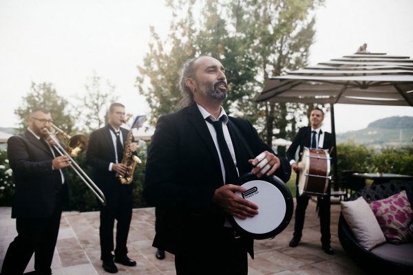 Destination wedding in piedmont vienyards: live music on the hills